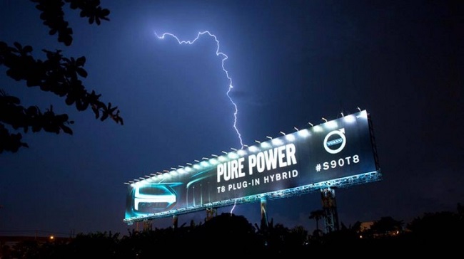 Volvo “gọi thần Thor” để bật sáng bảng quảng cáo ngoài trời 